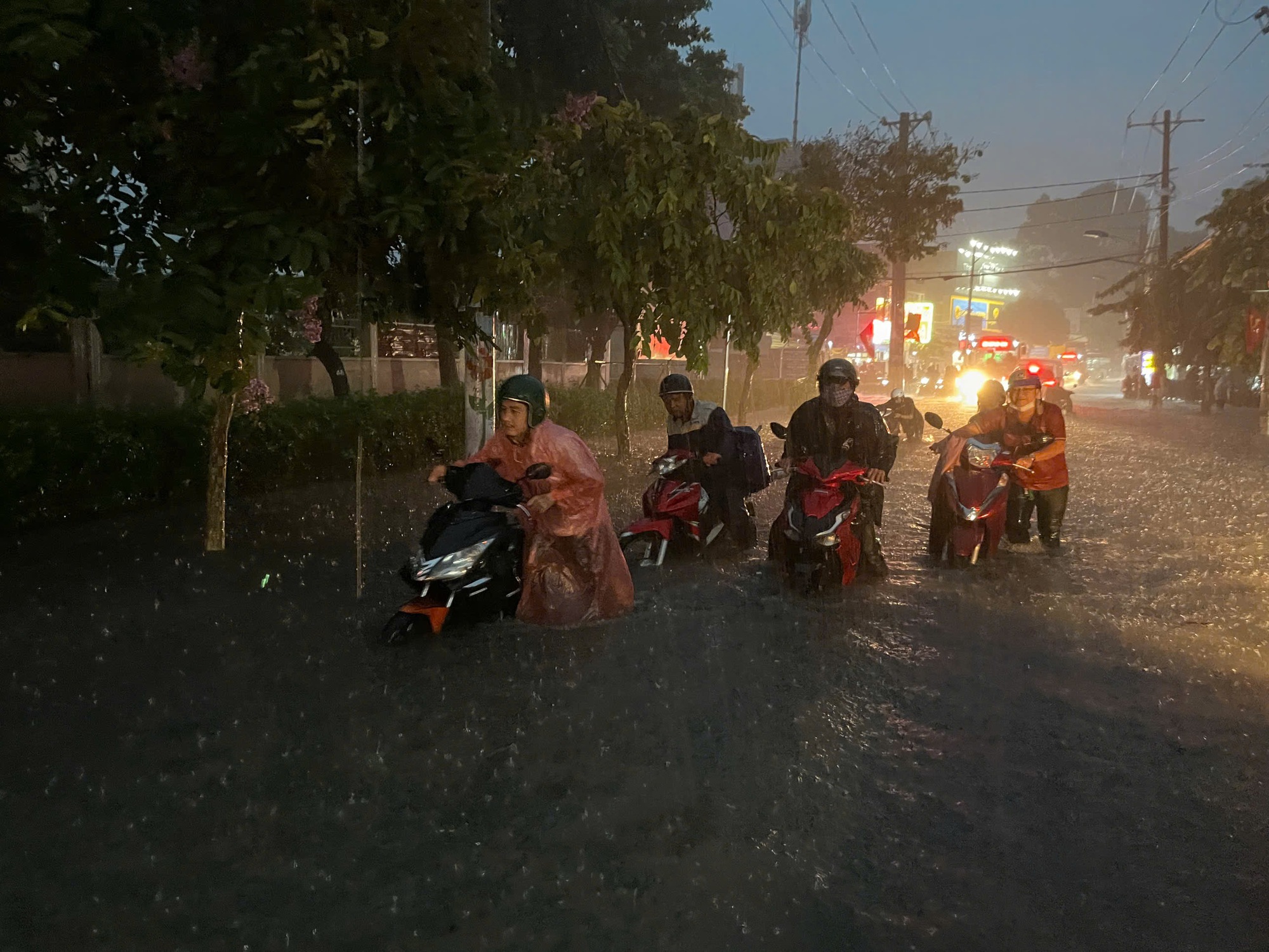 TP.HCM ch&igrave;m trong cơn mưa lớn tối 5/8: Xe chết m&aacute;y, người dắt bộ la liệt giữa phố- Ảnh 9.
