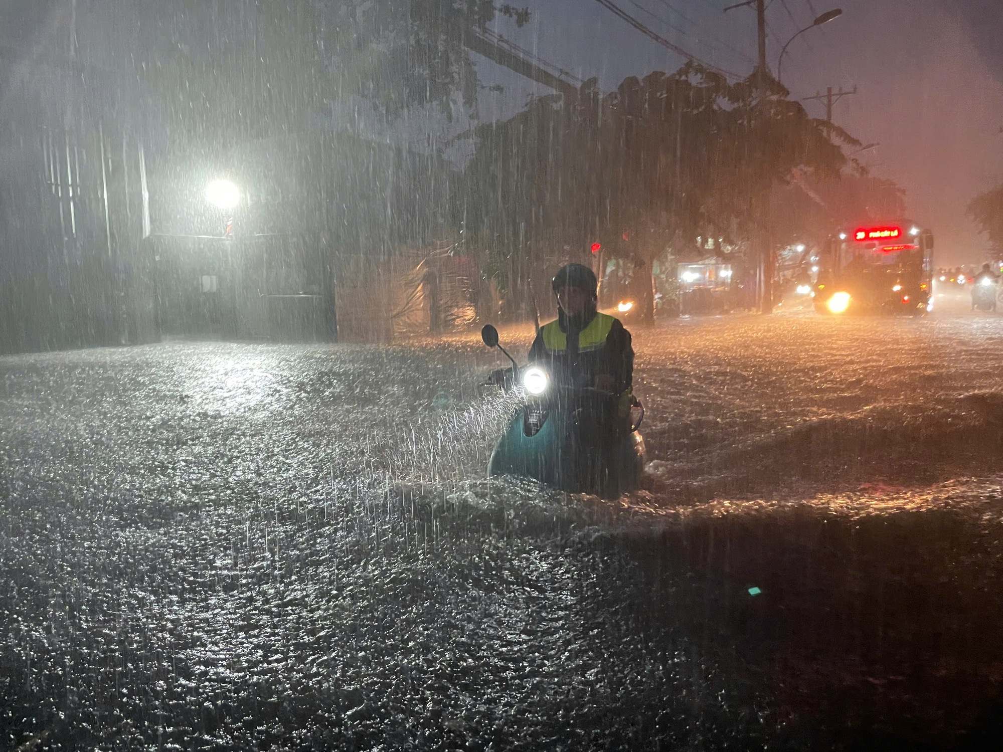 TP.HCM ch&igrave;m trong cơn mưa lớn tối 5/8: Xe chết m&aacute;y, người dắt bộ la liệt giữa phố- Ảnh 4.