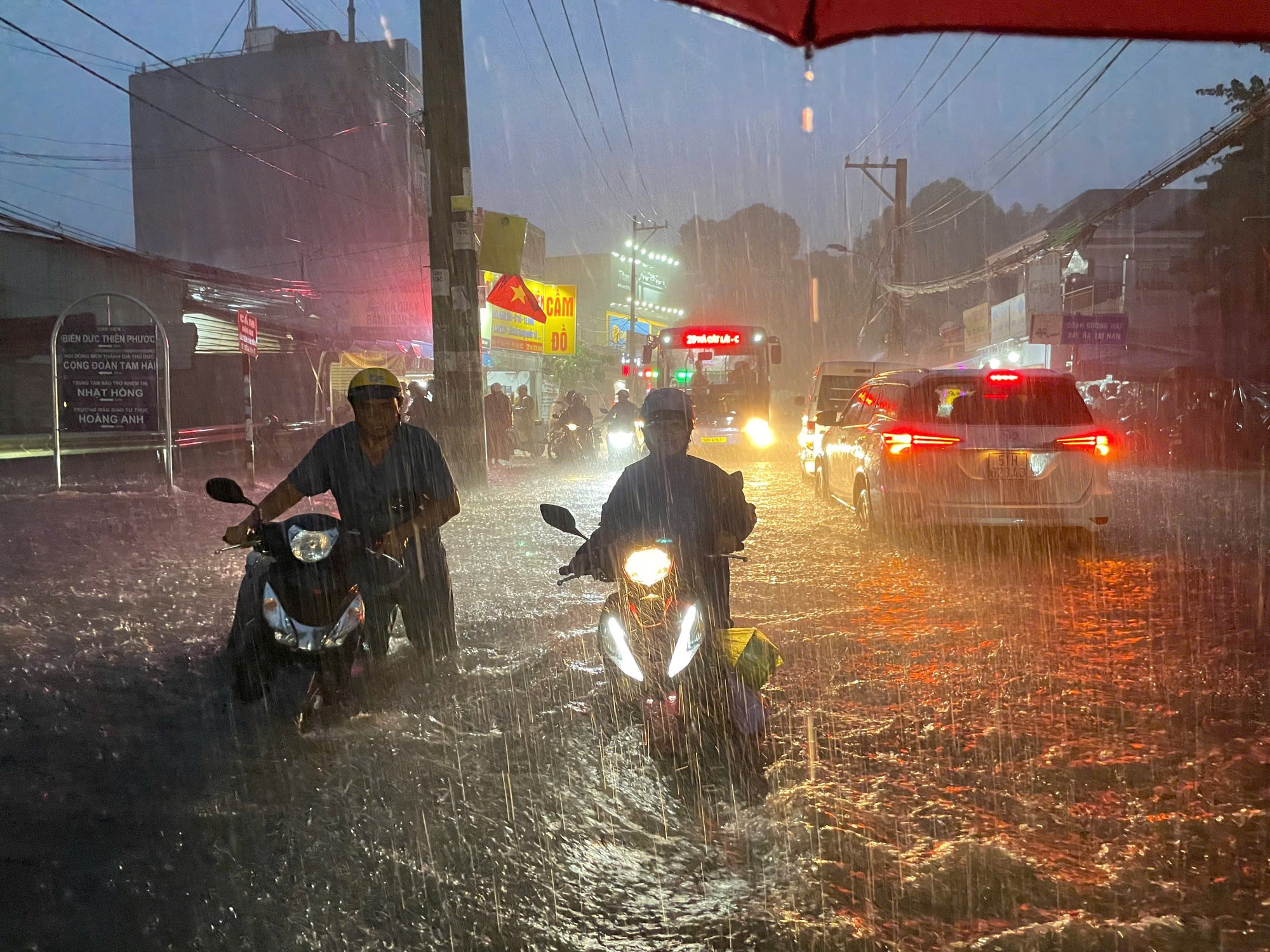 TP.HCM ch&igrave;m trong cơn mưa lớn tối 5/8: Xe chết m&aacute;y, người dắt bộ la liệt giữa phố- Ảnh 7.