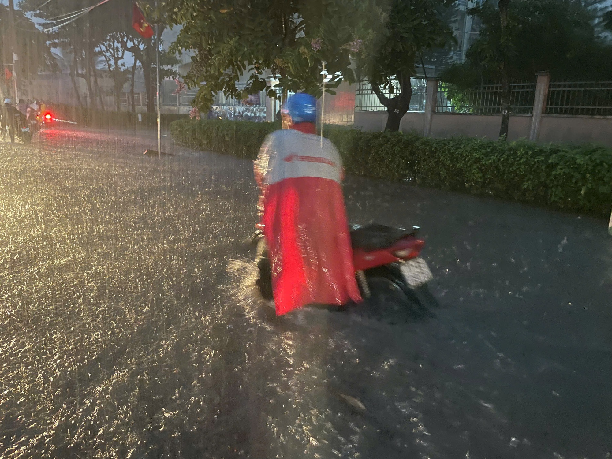 TP.HCM ch&igrave;m trong cơn mưa lớn tối 5/8: Xe chết m&aacute;y, người dắt bộ la liệt giữa phố- Ảnh 6.