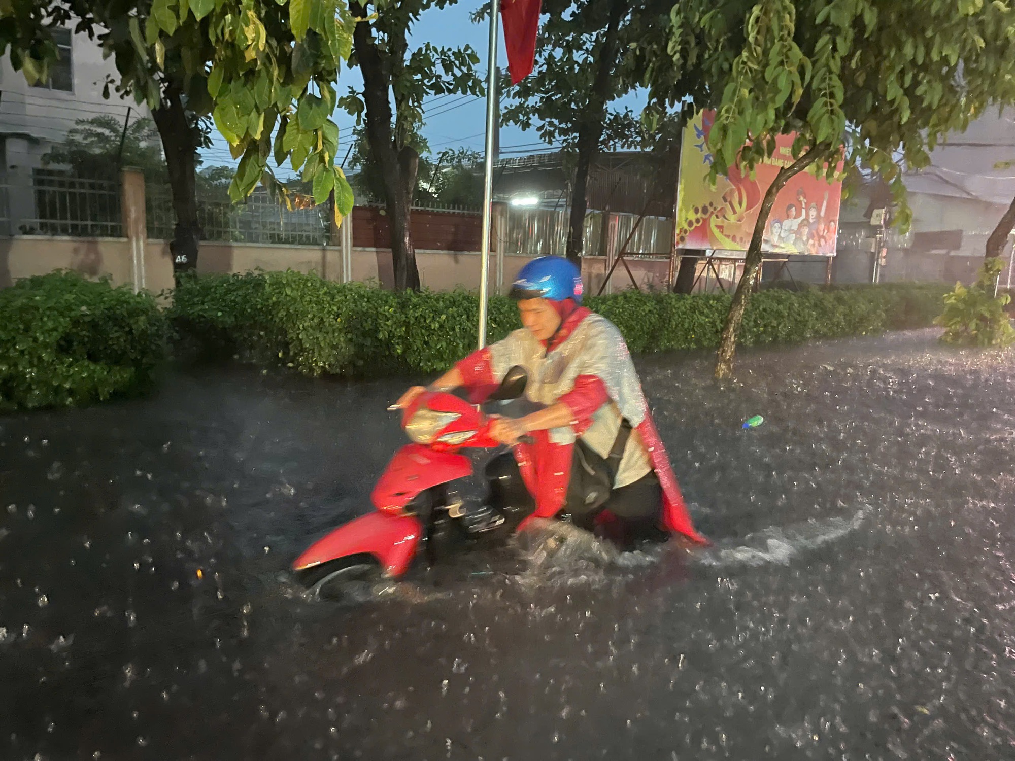 TP.HCM ch&igrave;m trong cơn mưa lớn tối 5/8: Xe chết m&aacute;y, người dắt bộ la liệt giữa phố- Ảnh 10.