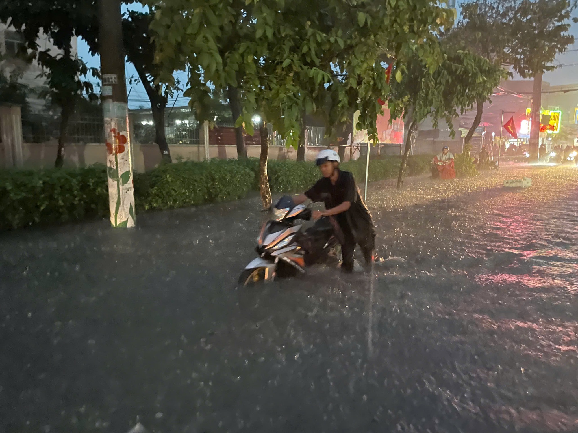 TP.HCM ch&igrave;m trong cơn mưa lớn tối 5/8: Xe chết m&aacute;y, người dắt bộ la liệt giữa phố- Ảnh 11.