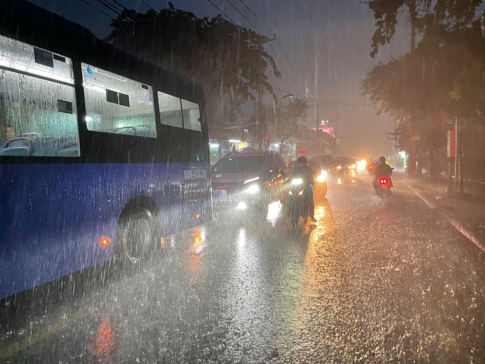 TP.HCM ch&igrave;m trong cơn mưa lớn tối 5/8: Xe chết m&aacute;y, người dắt bộ la liệt giữa phố- Ảnh 1.