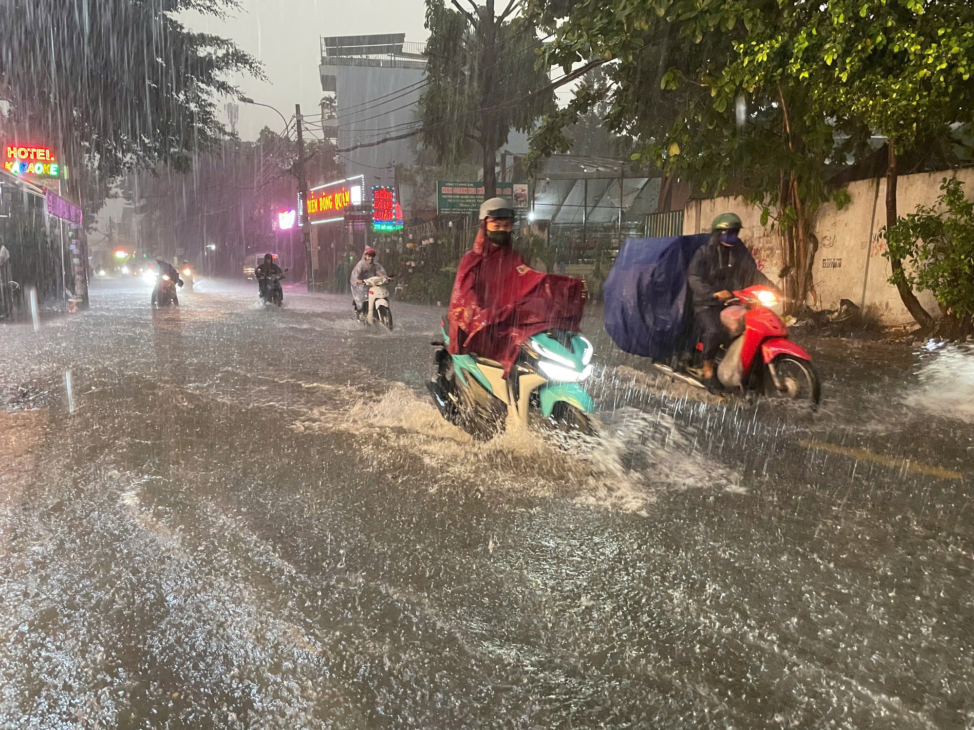 TP.HCM ch&igrave;m trong cơn mưa lớn tối 5/8: Xe chết m&aacute;y, người dắt bộ la liệt giữa phố- Ảnh 2.
