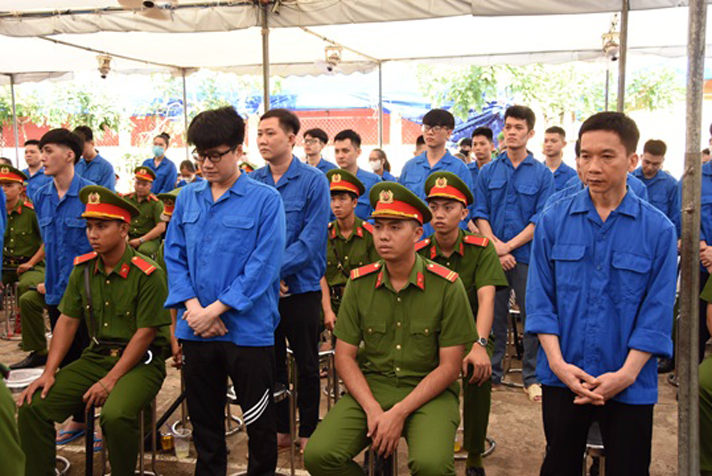 Đồng Tháp xét xử phúc thẩm 111 bị cáo "núp bóng" công ty luật cưỡng đoạt 456 tỷ đồng- Ảnh 2. Đồng Tháp xét xử phúc thẩm 111 bị cáo "núp bóng" công ty luật cưỡng đoạt 456 tỷ đồng- Ảnh 2.