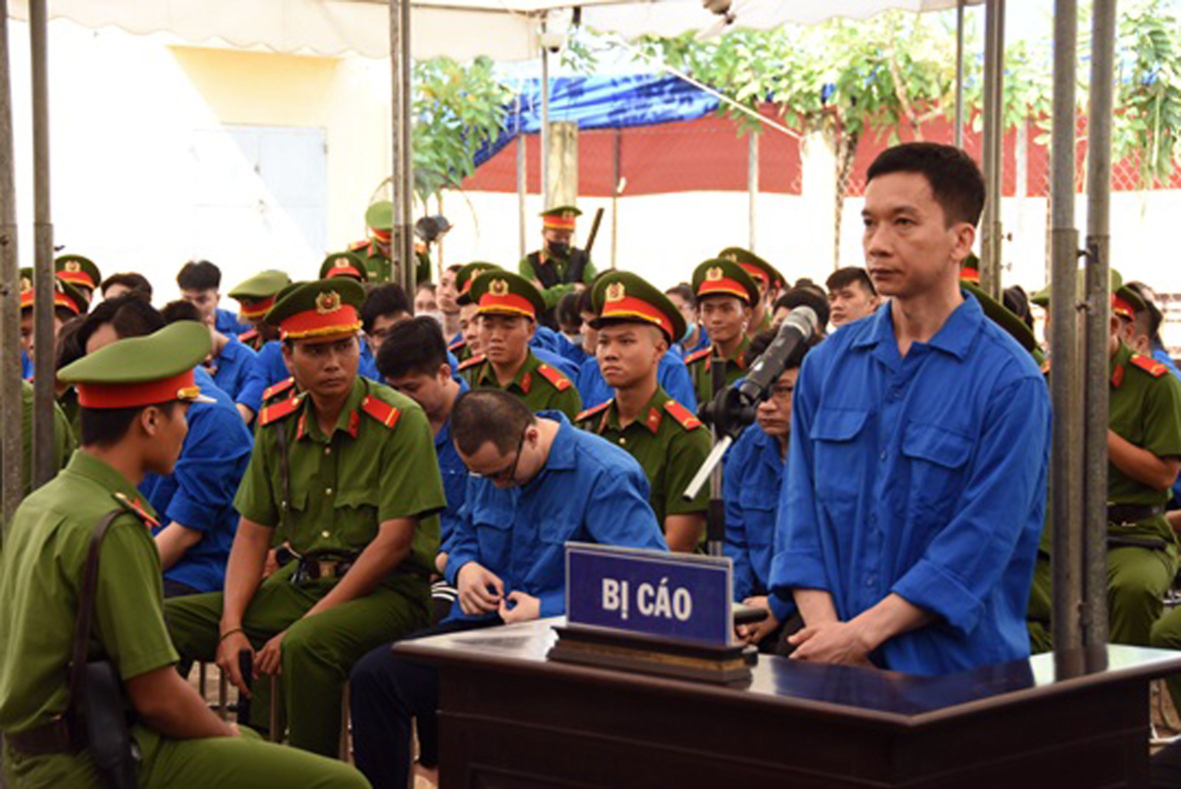 Đồng Tháp xét xử phúc thẩm 111 bị cáo "núp bóng" công ty luật cưỡng đoạt 456 tỷ đồng- Ảnh 3. Đồng Tháp xét xử phúc thẩm 111 bị cáo "núp bóng" công ty luật cưỡng đoạt 456 tỷ đồng- Ảnh 3.