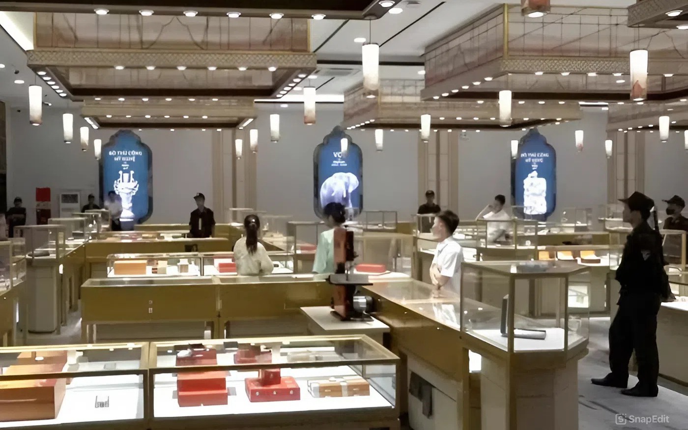 Khởi tố 3 người Trung Quốc bán sừng tê giác, ngà voi trái phép- Ảnh 3. Khánh Hòa phát hiện cơ sở bán hàng không rõ nguồn gốc, nghi có ngà voi, sừng tê giác