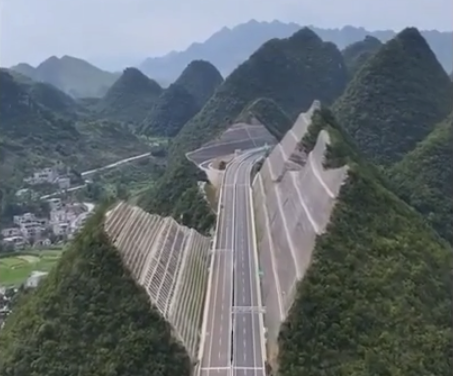 Trung Quốc xẻ núi làm đường cao tốc dẫn tới cầu cao nhất thế giới- Ảnh 1. Trung Quốc xẻ núi làm đường cao tốc dẫn tới cầu cao nhất thế giới- Ảnh 1.