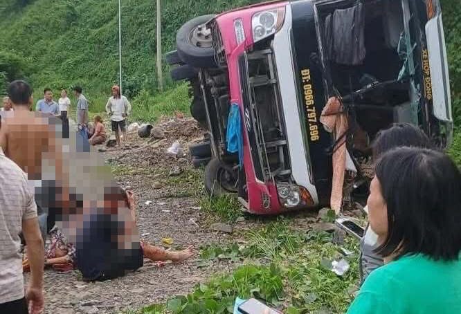 Ph&uacute; Thọ: Lật xe kh&aacute;ch tr&ecirc;n dốc Cun khiến 2 người thương vong- Ảnh 1.