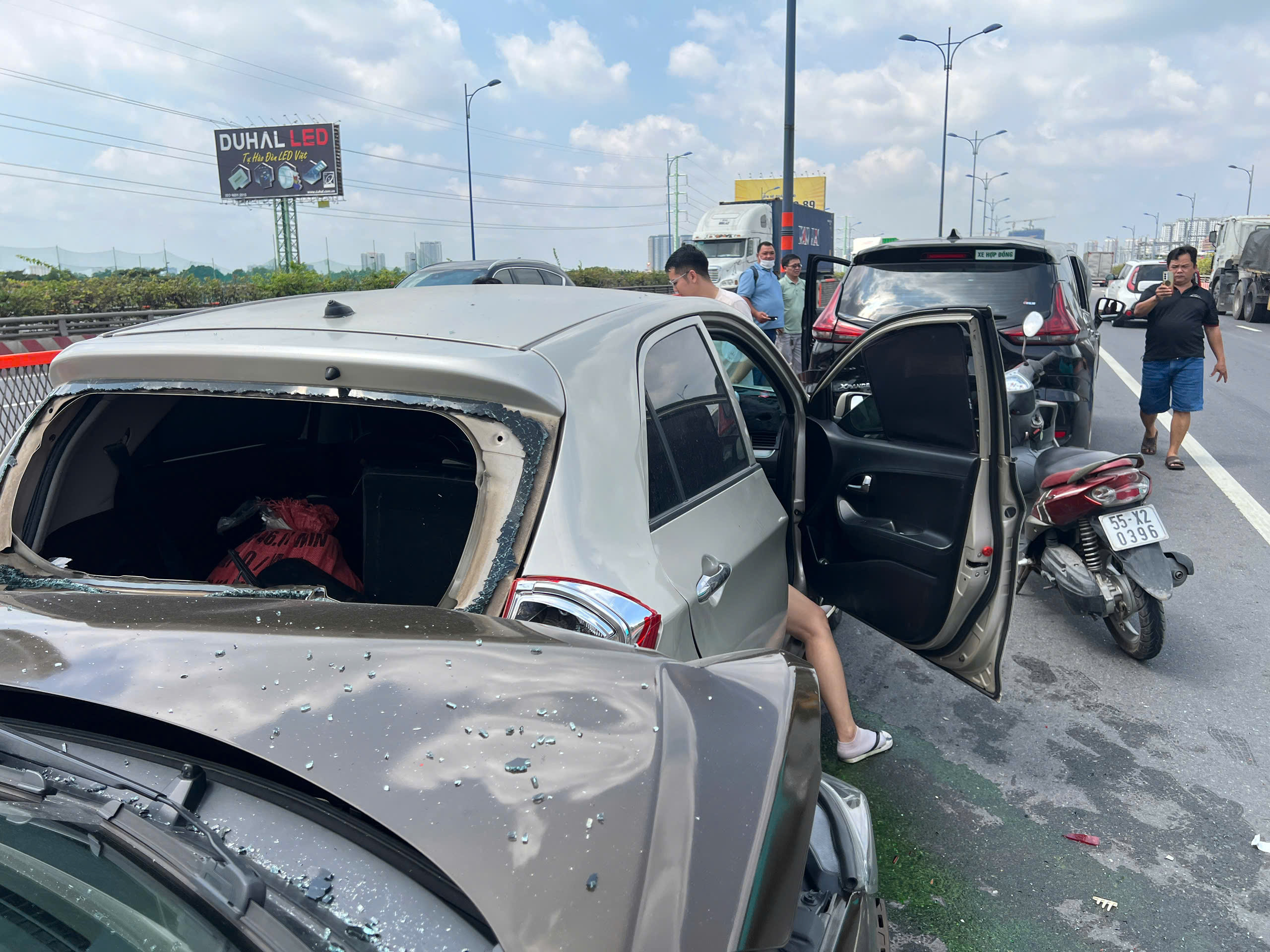 Tai nạn li&ecirc;n ho&agrave;n giữa 5 &ocirc; t&ocirc; tr&ecirc;n cầu Rạch Chiếc- Ảnh 3.