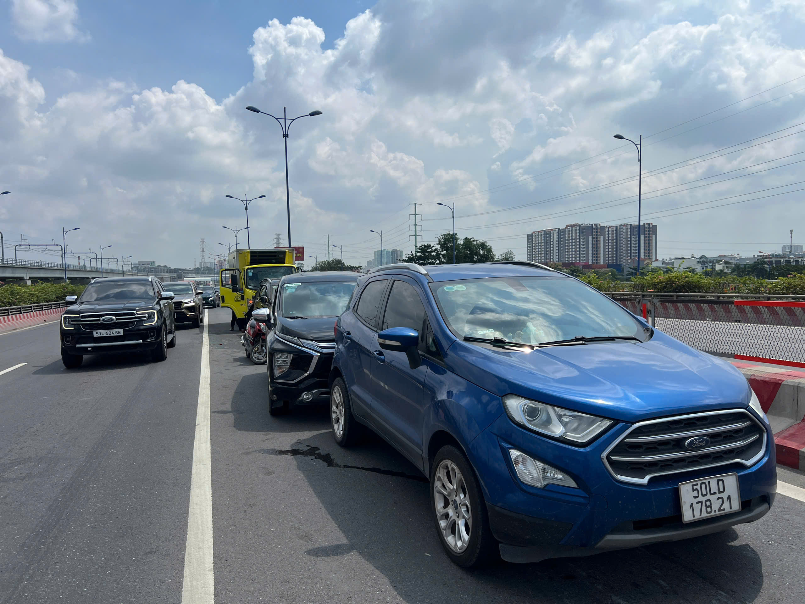 Tai nạn li&ecirc;n ho&agrave;n giữa 5 &ocirc; t&ocirc; tr&ecirc;n cầu Rạch Chiếc- Ảnh 1.