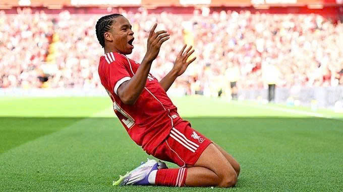 Thần đồng 16 tuổi đang g&acirc;y sốt trong m&agrave;u &aacute;o Liverpool l&agrave; ai?- Ảnh 2.