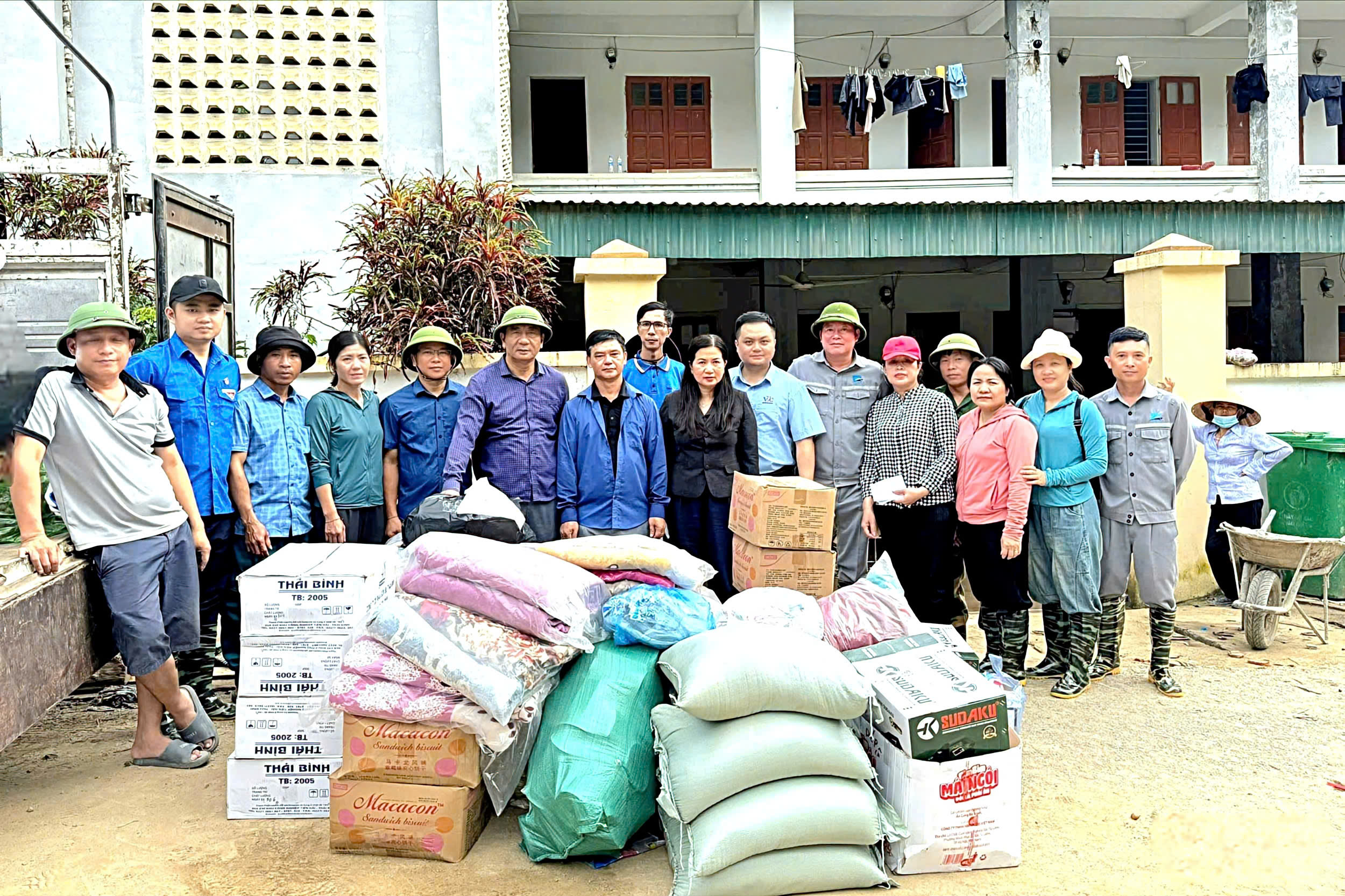 Nghệ An: &ldquo;Trường gi&uacute;p trường&rdquo; khắc phục lũ lụt, chuẩn bị cho năm học mới- Ảnh 15.