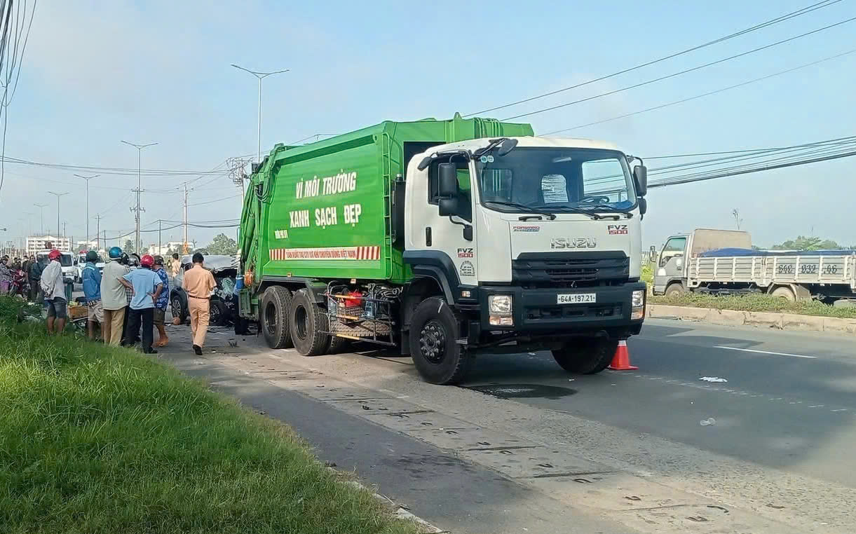 &Ocirc; t&ocirc; v&agrave; xe chở r&aacute;c va chạm tr&ecirc;n quốc lộ 1, ba người thương vong- Ảnh 1.