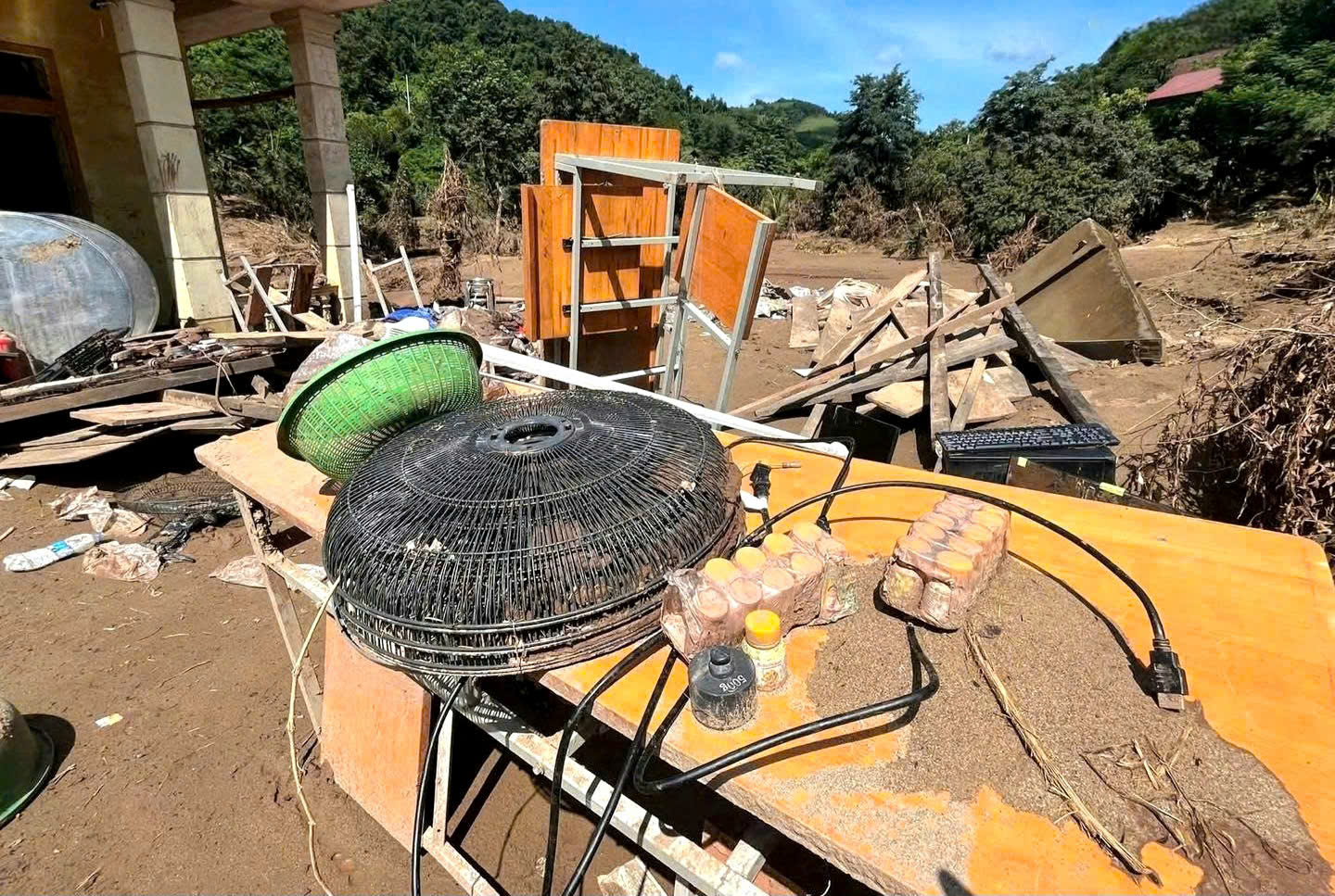 Nghệ An: &ldquo;Trường gi&uacute;p trường&rdquo; khắc phục lũ lụt, chuẩn bị cho năm học mới- Ảnh 5.
