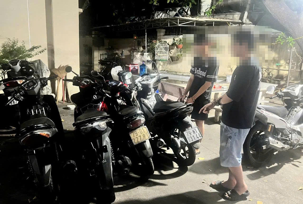 Để xe m&aacute;y tr&ecirc;n vỉa h&egrave; đi tắm biển, nhiều khổ chủ t&aacute; hỏa v&igrave; xe "bốc hơi"- Ảnh 1.