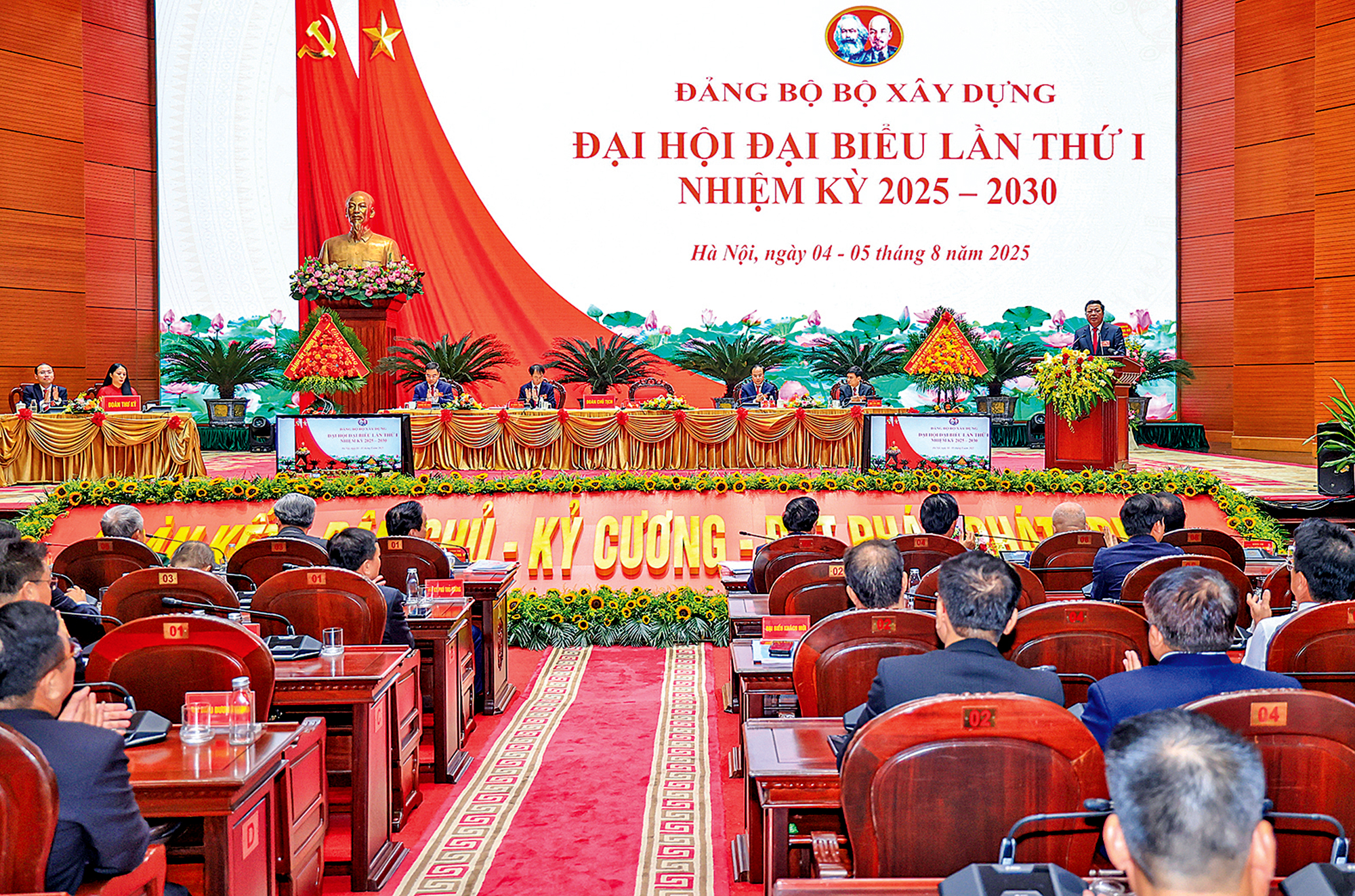 Những h&igrave;nh ảnh đẹp tại Đại hội Đại biểu Đảng bộ Bộ X&acirc;y dựng, nhiệm kỳ 2025-2030- Ảnh 1.