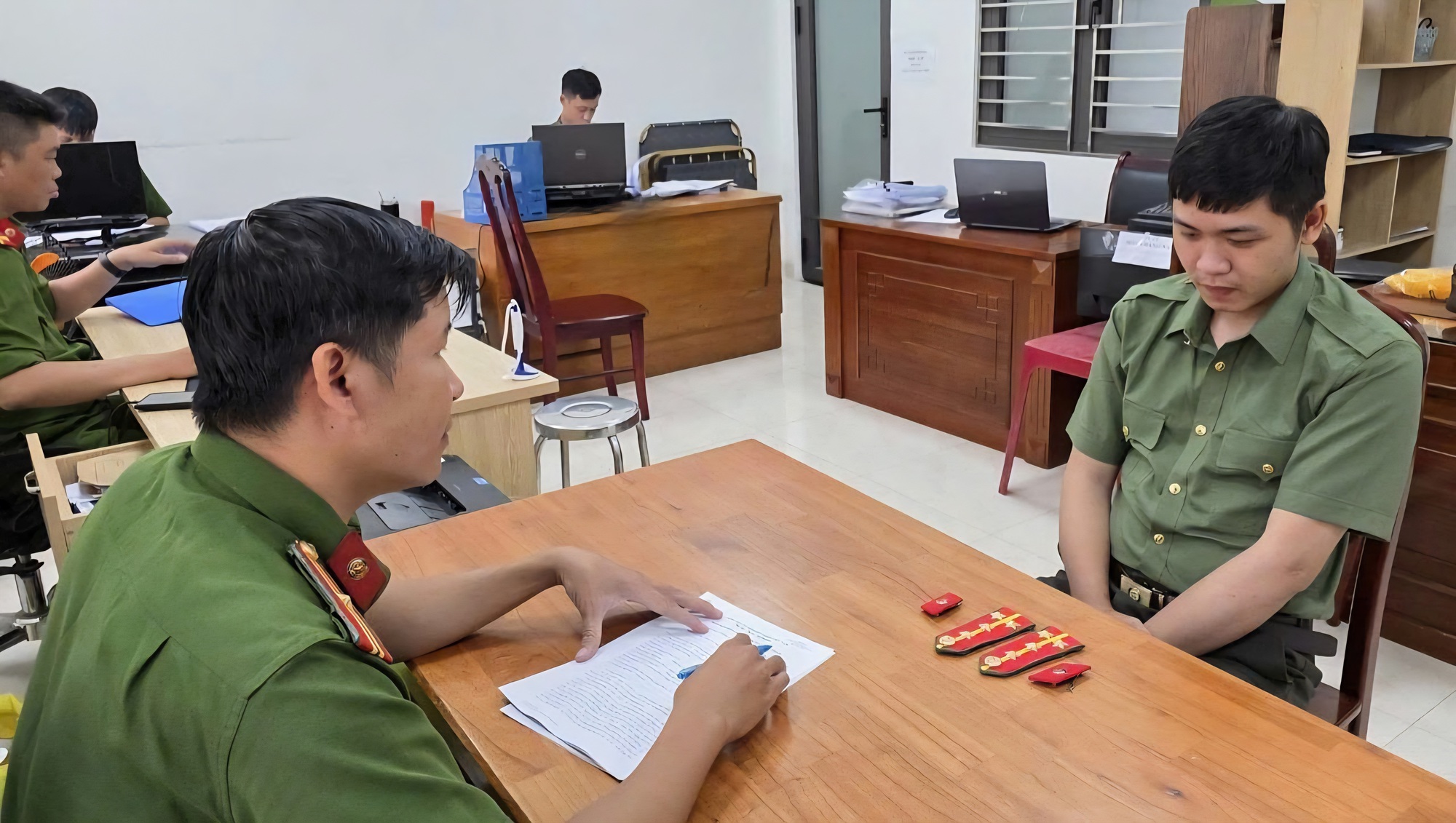 Danh t&iacute;nh kẻ giả danh c&ocirc;ng an để lừa đảo, chiếm đoạt h&agrave;ng trăm triệu đồng ở Đ&agrave; Nẵng- Ảnh 1.