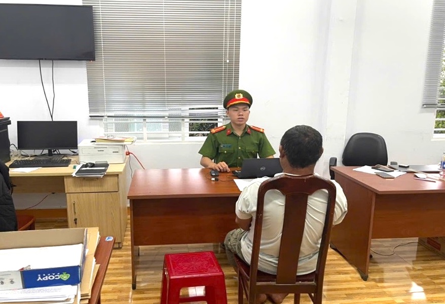 Con rể bị kiểm tra giấy tờ, bố vợ cầm dao đe dọa, xúc phạm CSGT- Ảnh 1. Con rể bị kiểm tra giấy tờ, bố vợ cầm dao đe dọa, xúc phạm CSGT- Ảnh 1.