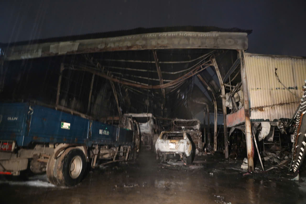 Ch&aacute;y gara &ocirc; t&ocirc; ở Bắc Ninh trong đ&ecirc;m, nhiều xe bị ch&aacute;y rụi- Ảnh 1.