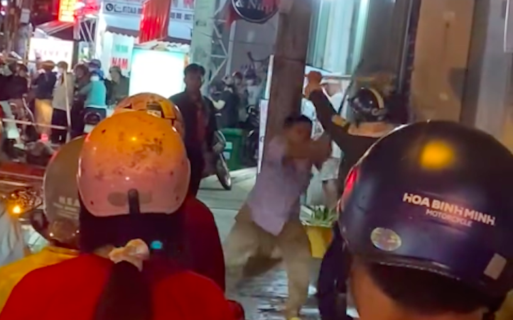X&aacute;c minh clip hai thanh ni&ecirc;n d&ugrave;ng gậy đ&aacute;nh nhau g&acirc;y n&aacute;o loạn đường phố ở TP.HCM