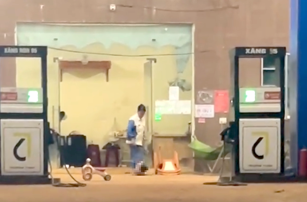 Điều tra người phụ nữ t&uacute;m ch&acirc;n n&eacute;m b&eacute; trai 16 th&aacute;ng tuổi n&eacute;m xuống nền xi măng ở L&acirc;m Đồng- Ảnh 1.