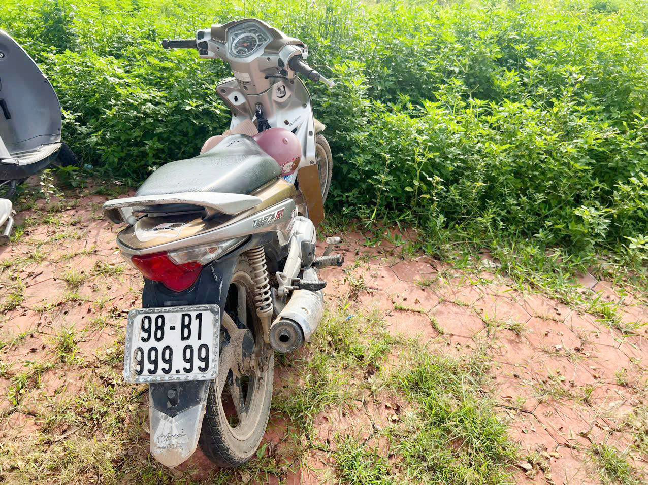 Cảnh s&aacute;t giao th&ocirc;ng ph&aacute;t hiện biển số xe ngũ qu&yacute; 9 giả ở  Bắc Ninh- Ảnh 1.