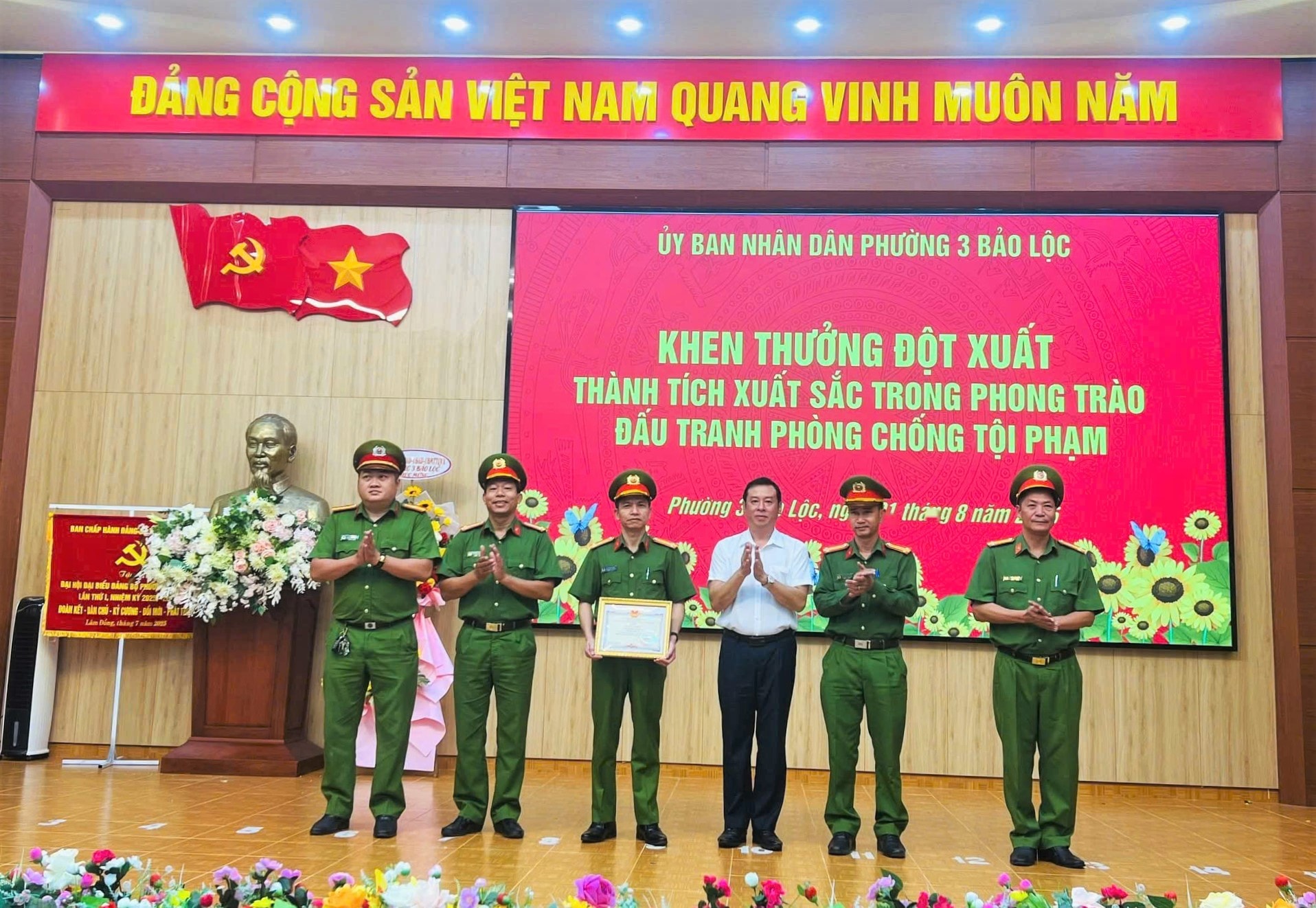 L&acirc;m Đồng: Khen thưởng c&ocirc;ng an phường triệt ph&aacute; cơ sở sản xuất ph&acirc;n b&oacute;n giả- Ảnh 1.