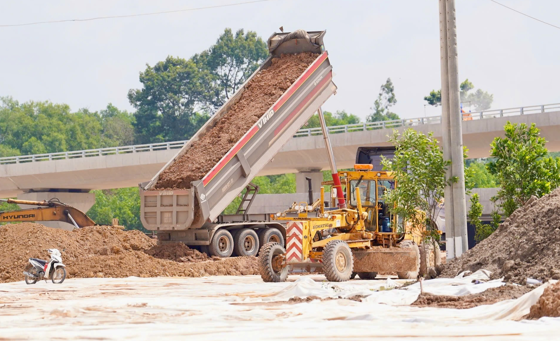 Bám công trường xuyên ngày đêm, gấp rút đưa đường nối sân bay Long Thành về đích- Ảnh 7. Bám công trường xuyên ngày đêm, gấp rút đưa đường nối sân bay Long Thành về đích- Ảnh 7.