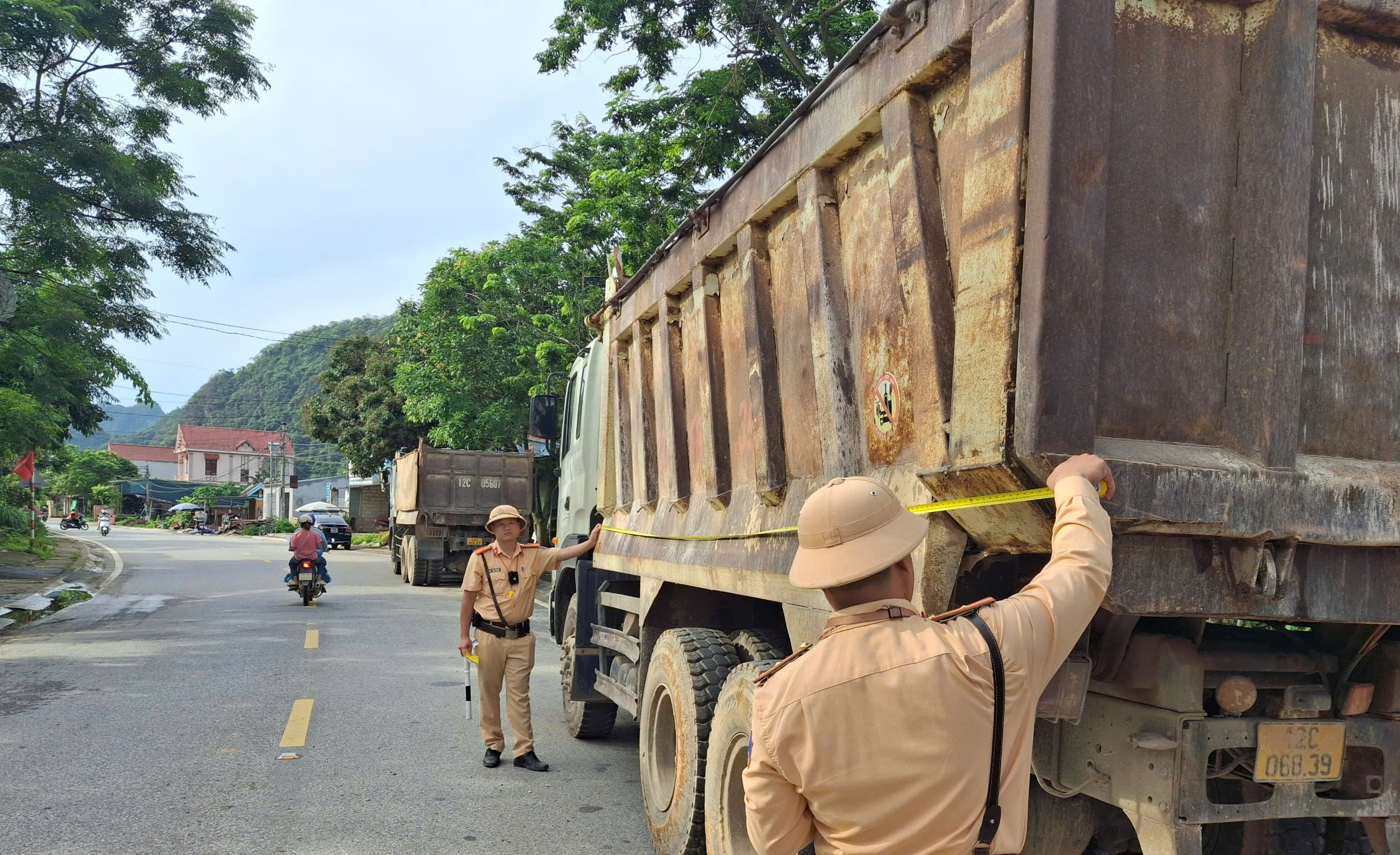CSGT xử l&yacute; gần 200 vi phạm sau 10 ng&agrave;y tổng kiểm tra xe kinh doanh vận tải tại Lạng Sơn- Ảnh 14.