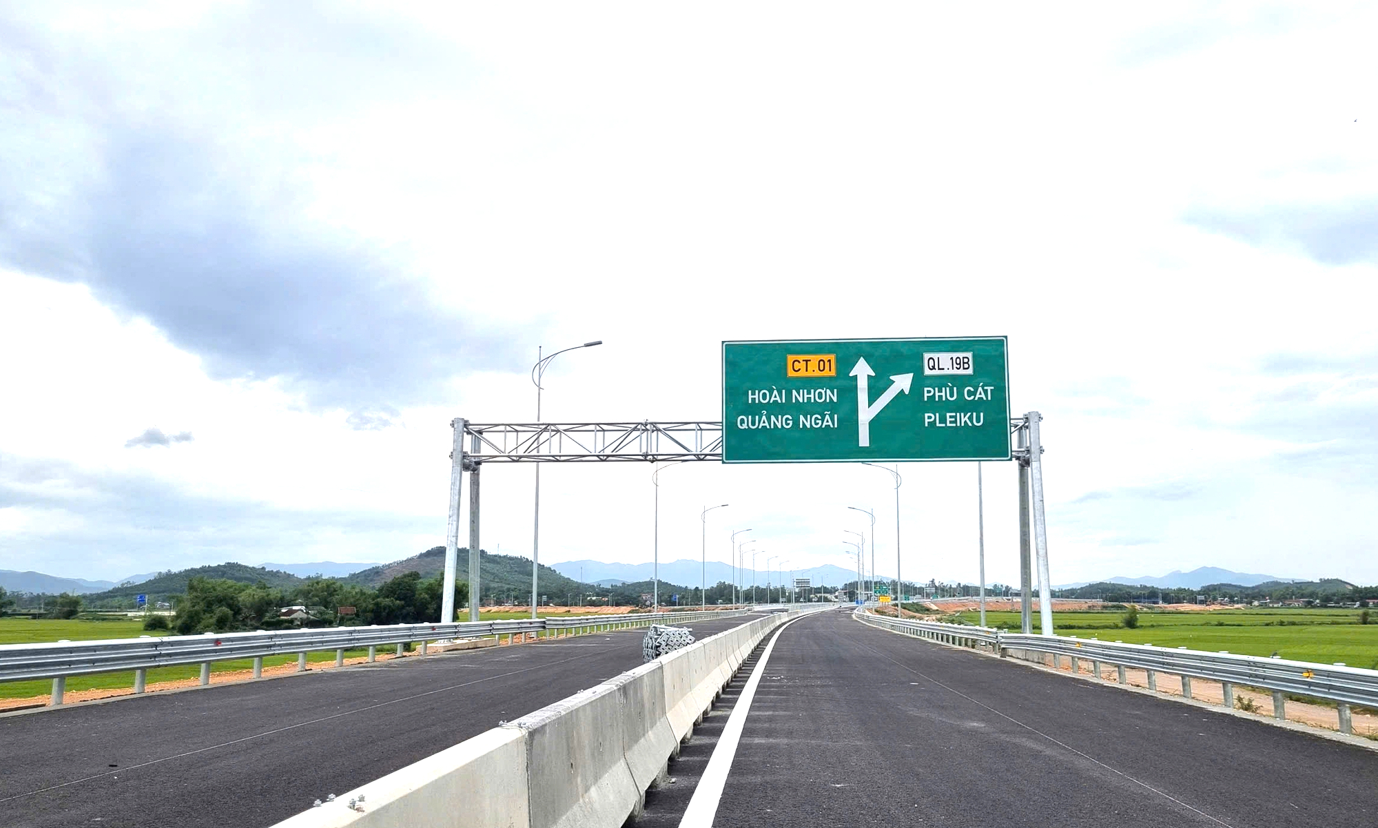 To&agrave;n cảnh tuyến cao tốc hơn 12.400 tỷ đồng qua Gia Lai sắp c&aacute;n đ&iacute;ch- Ảnh 1.