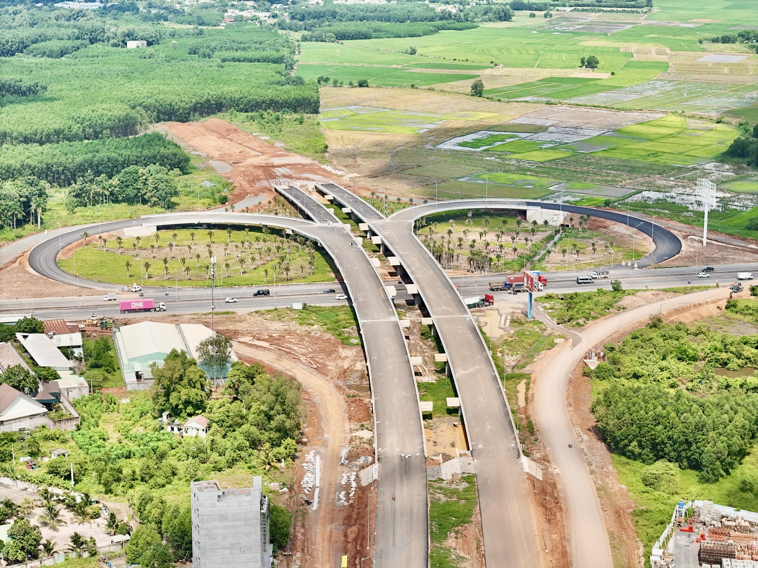 Bám công trường xuyên ngày đêm, gấp rút đưa đường nối sân bay Long Thành về đích- Ảnh 2. Bám công trường xuyên ngày đêm, gấp rút đưa đường nối sân bay Long Thành về đích- Ảnh 2.