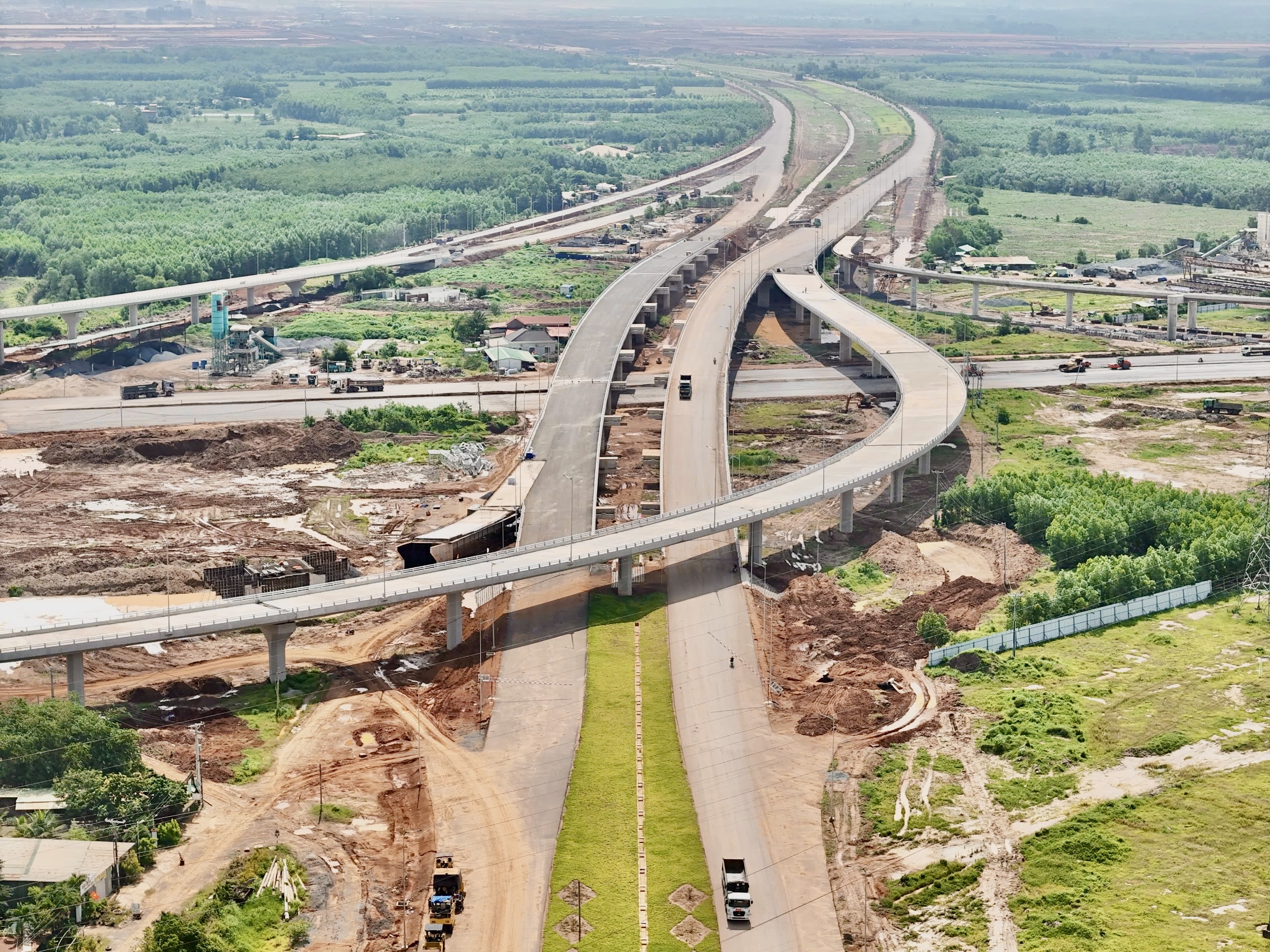 Bám công trường xuyên ngày đêm, gấp rút đưa đường nối sân bay Long Thành về đích- Ảnh 1. Bám công trường xuyên ngày đêm, gấp rút đưa đường nối sân bay Long Thành về đích- Ảnh 1.