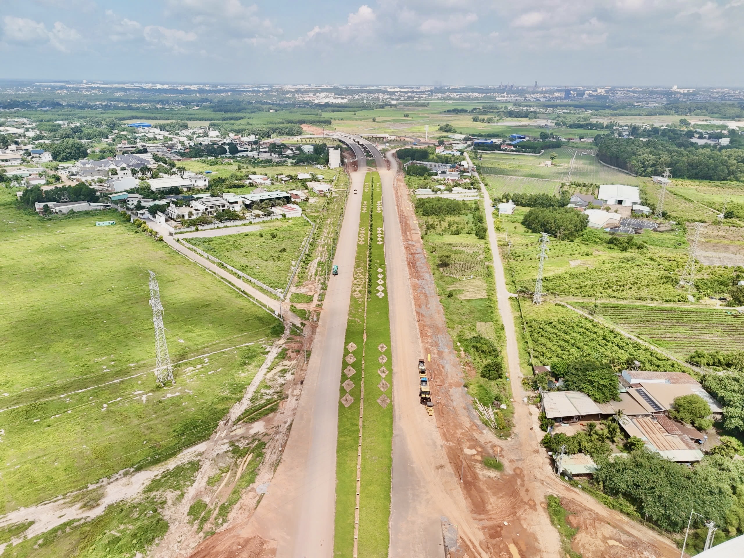 Bám công trường xuyên ngày đêm, gấp rút đưa đường nối sân bay Long Thành về đích- Ảnh 13. Bám công trường xuyên ngày đêm, gấp rút đưa đường nối sân bay Long Thành về đích- Ảnh 13.