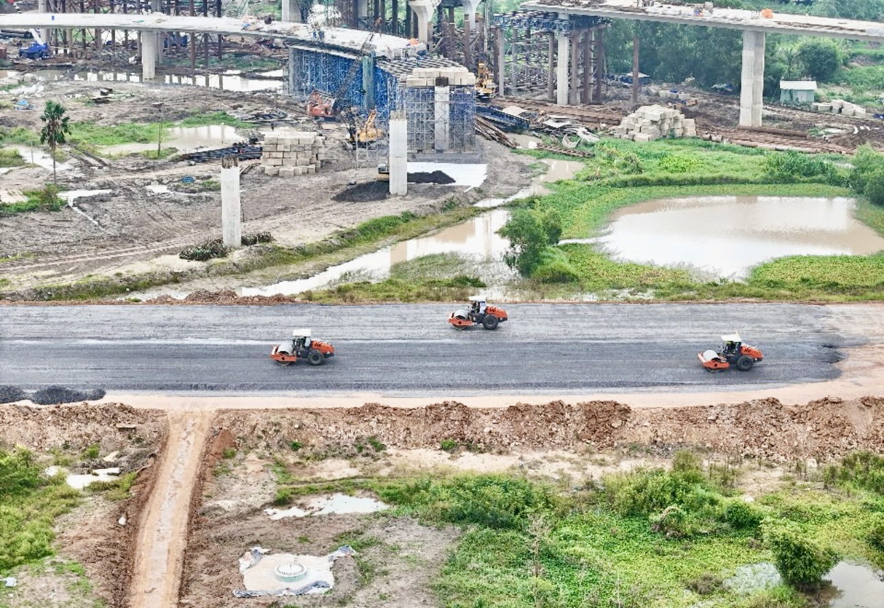 Bám công trường xuyên ngày đêm, gấp rút đưa đường nối sân bay Long Thành về đích- Ảnh 8. Bám công trường xuyên ngày đêm, gấp rút đưa đường nối sân bay Long Thành về đích- Ảnh 8.