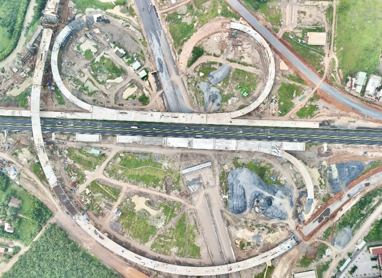 Bám công trường xuyên ngày đêm, gấp rút đưa đường nối sân bay Long Thành về đích- Ảnh 11. Bám công trường xuyên ngày đêm, gấp rút đưa đường nối sân bay Long Thành về đích- Ảnh 11.