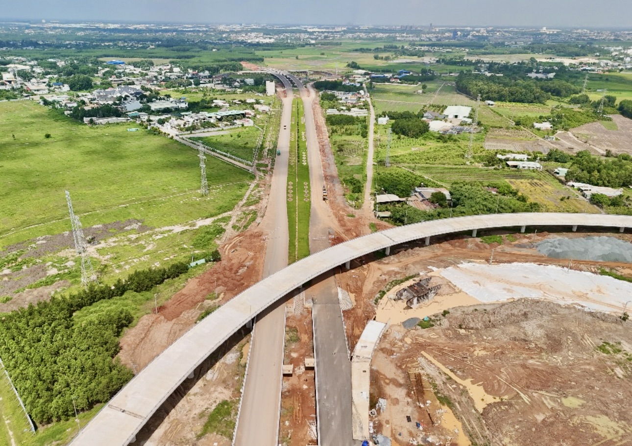 Bám công trường xuyên ngày đêm, gấp rút đưa đường nối sân bay Long Thành về đích- Ảnh 6. Bám công trường xuyên ngày đêm, gấp rút đưa đường nối sân bay Long Thành về đích- Ảnh 6.