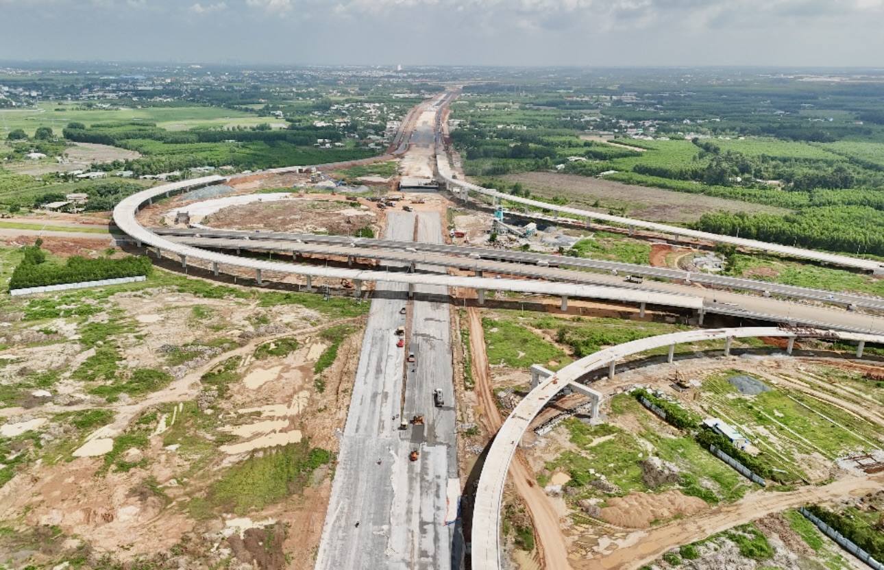 Bám công trường xuyên ngày đêm, gấp rút đưa đường nối sân bay Long Thành về đích- Ảnh 10. Bám công trường xuyên ngày đêm, gấp rút đưa đường nối sân bay Long Thành về đích- Ảnh 10.