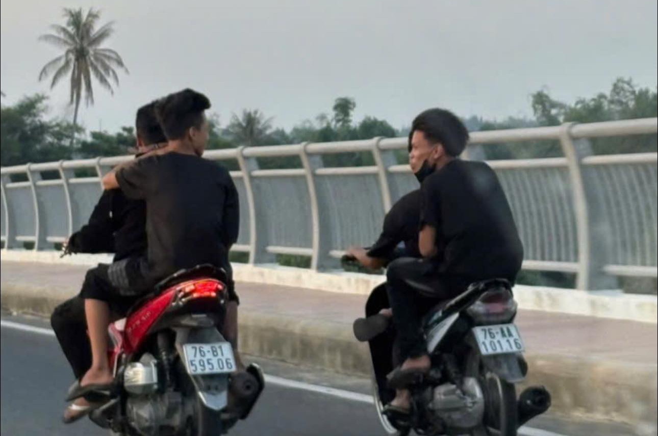 Quảng Ng&atilde;i: Nh&oacute;m thiếu ni&ecirc;n &ldquo;đầu trần&rdquo; chạy xe m&aacute;y bị phạt hơn 40 triệu đồng- Ảnh 1.