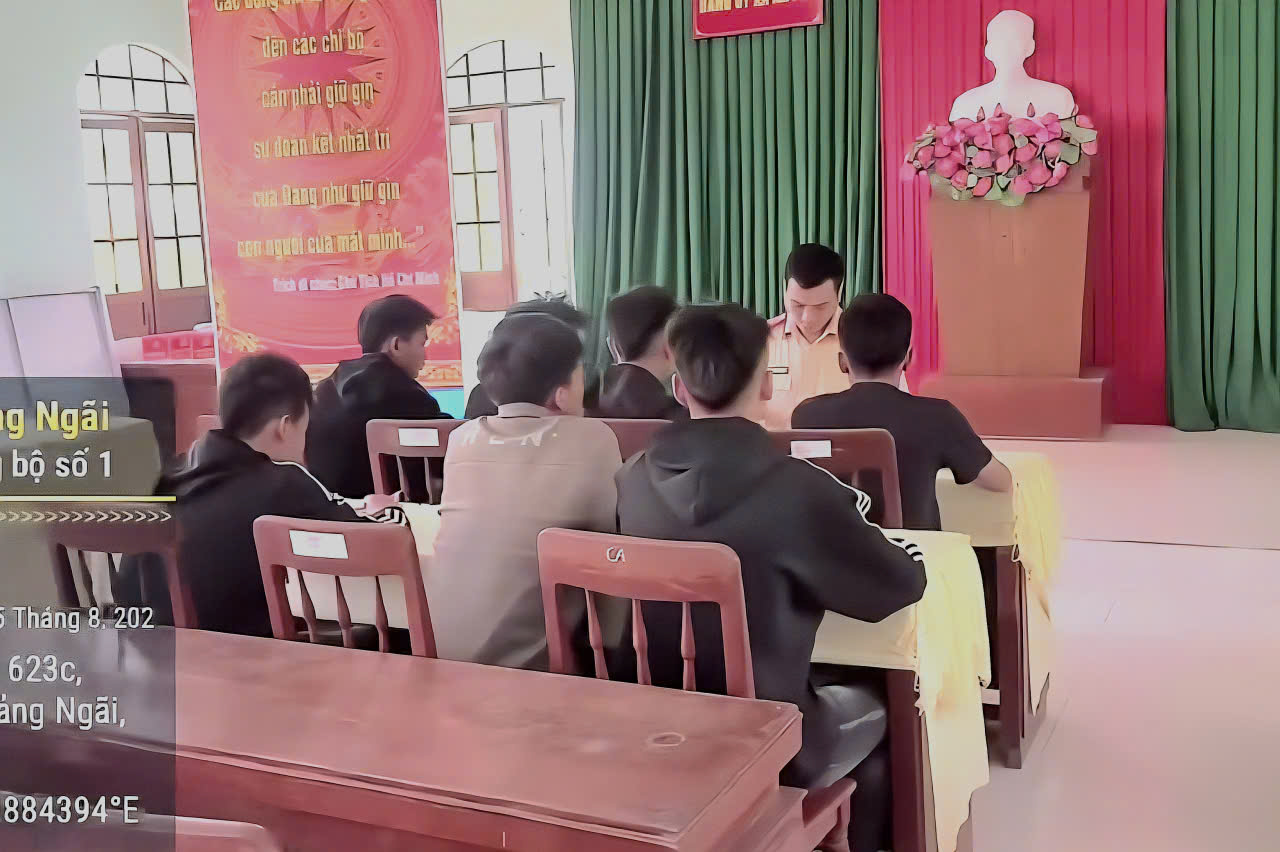 Quảng Ng&atilde;i: Nh&oacute;m thiếu ni&ecirc;n &ldquo;đầu trần&rdquo; chạy xe m&aacute;y bị phạt hơn 40 triệu đồng- Ảnh 2.