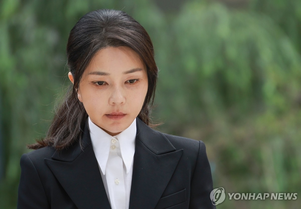 Cựu Đệ nhất phu nh&acirc;n H&agrave;n Quốc Kim Keon Hee xin lỗi khi ra tr&igrave;nh diện thẩm vấn- Ảnh 1.