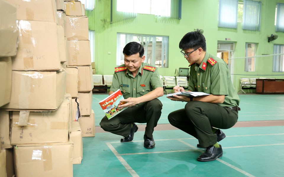 Chủ nhà sách bị bắt vì đưa hơn 33.800 cuốn sách giả về bán kiếm lời - Ảnh 2.