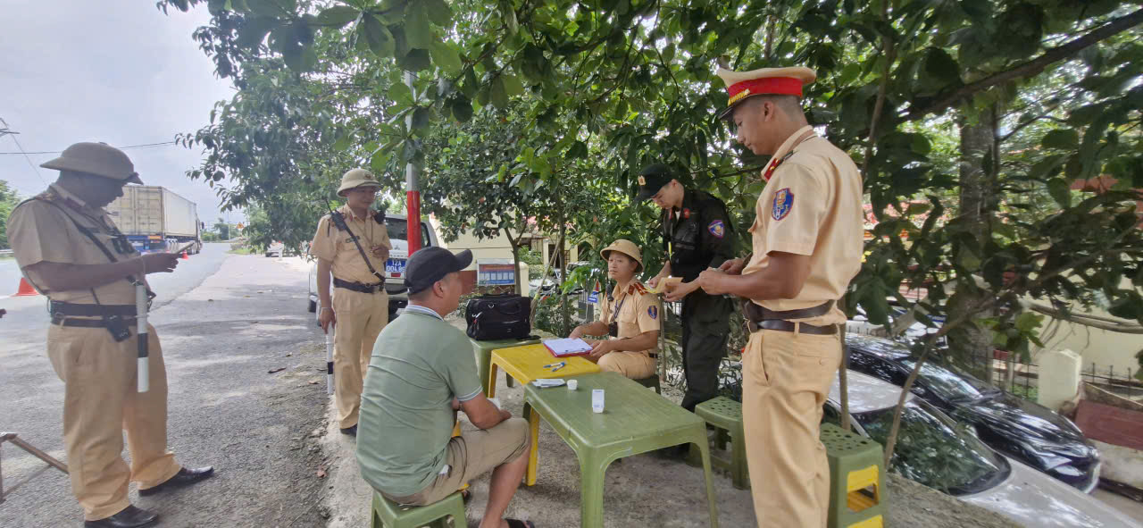 CSGT xử l&yacute; gần 200 vi phạm sau 10 ng&agrave;y tổng kiểm tra xe kinh doanh vận tải tại Lạng Sơn- Ảnh 11.