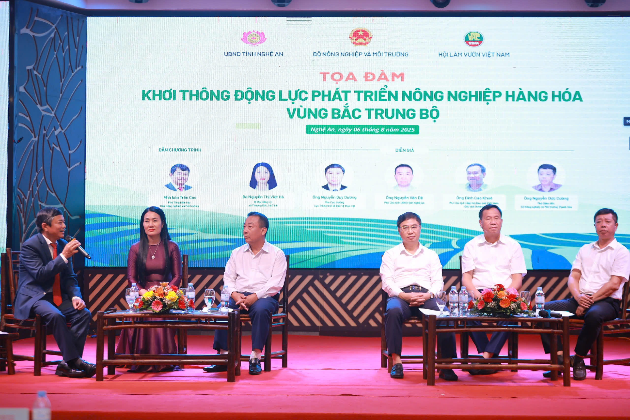 Diễn đ&agrave;n kết nối sản xuất, ti&ecirc;u thụ n&ocirc;ng sản ủng hộ người d&acirc;n v&ugrave;ng lũ Nghệ An 25 tấn gạo- Ảnh 2.