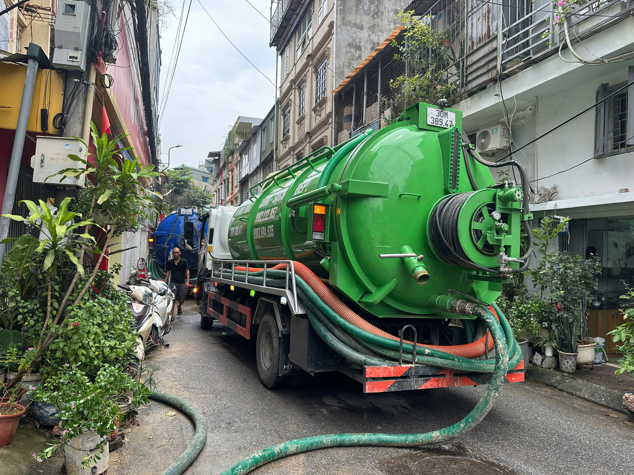 H&agrave; Nội: Kịp thời khắc phục sự cố b&ugrave;n nh&atilde;o phun tr&agrave;o trong ng&otilde; N&uacute;i Tr&uacute;c- Ảnh 4.
