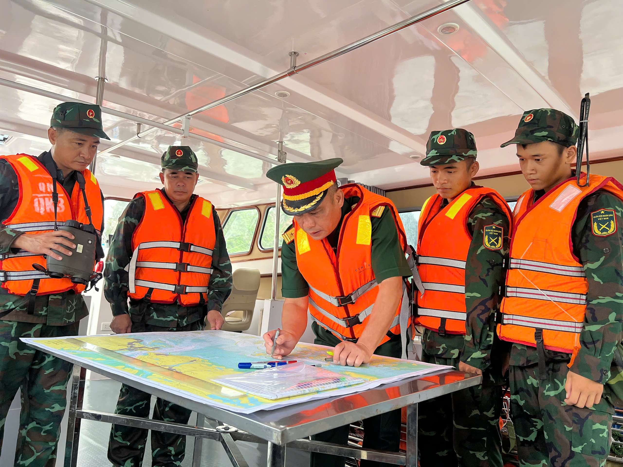 Quảng Ninh: Tăng cường tuần tra, bảo đảm an to&agrave;n cho du kh&aacute;ch tr&ecirc;n vịnh Hạ Long- Ảnh 1.