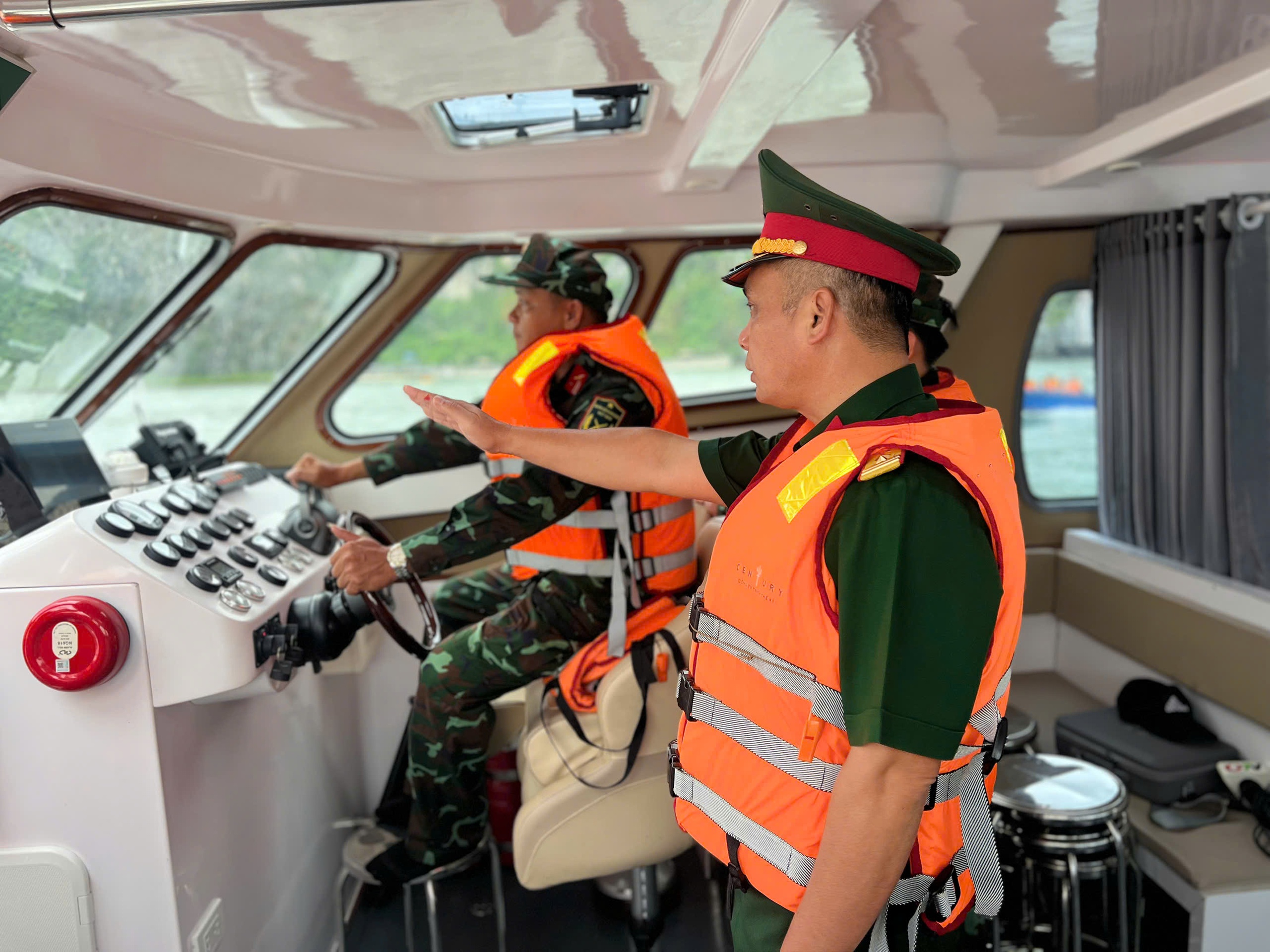 Quảng Ninh: Tăng cường tuần tra, bảo đảm an to&agrave;n cho du kh&aacute;ch tr&ecirc;n vịnh Hạ Long- Ảnh 2.