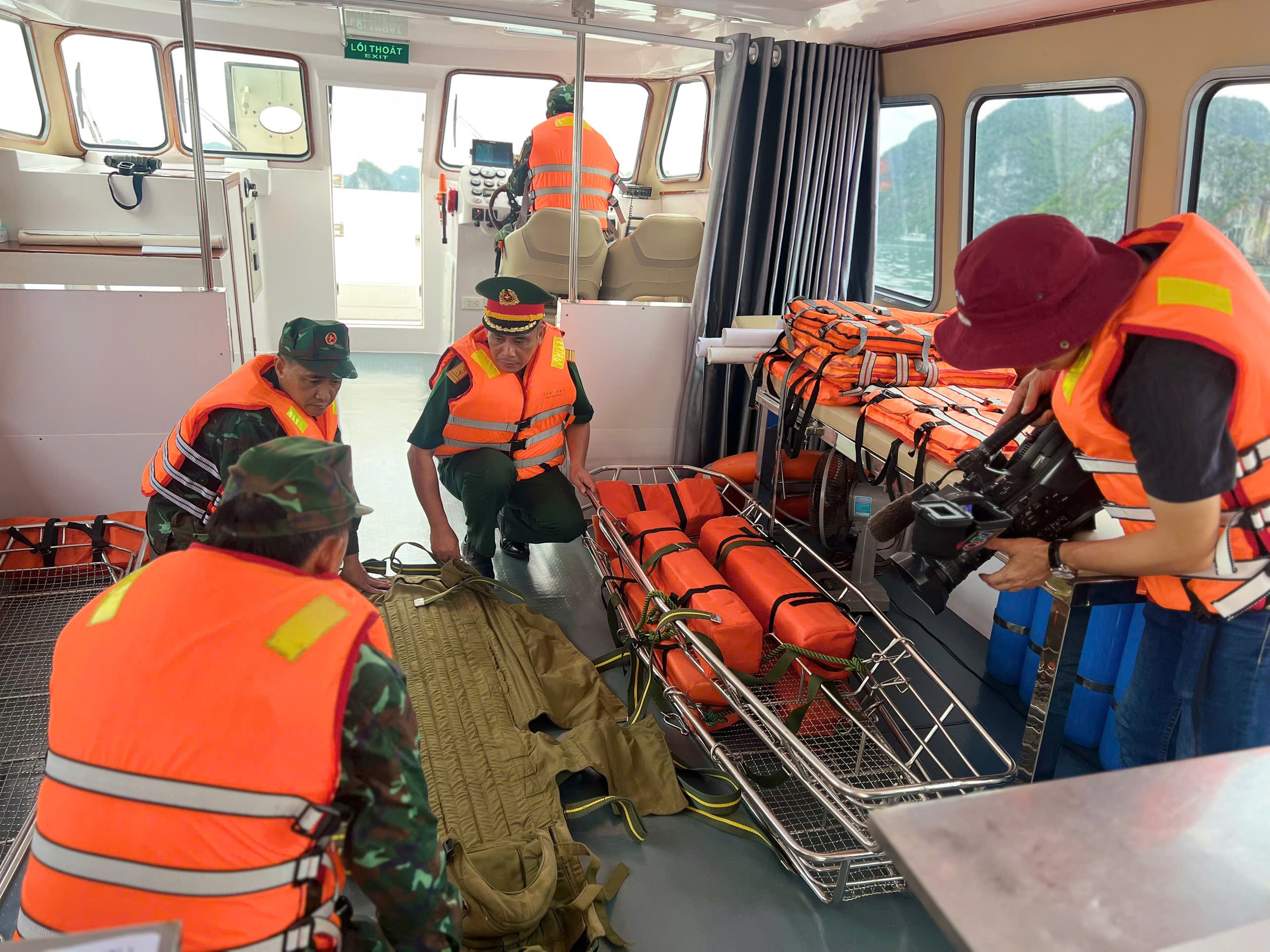 Quảng Ninh: Tăng cường tuần tra, bảo đảm an to&agrave;n cho du kh&aacute;ch tr&ecirc;n vịnh Hạ Long- Ảnh 3.