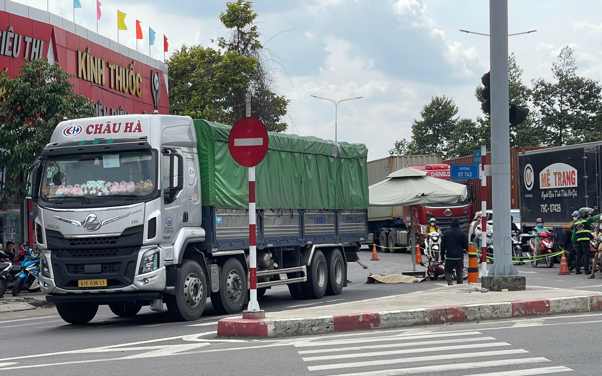 TP.HCM: Xe tải &ocirc;m cua c&aacute;n người phụ nữ đi xe m&aacute;y tử vong