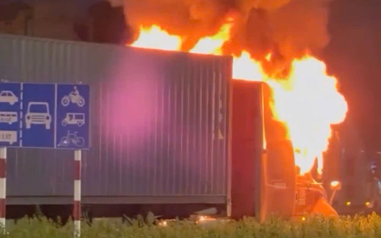 TP.HCM: Xe đầu k&eacute;o bốc ch&aacute;y ng&ugrave;n ngụt tr&ecirc;n đường Mỹ Phước T&acirc;n Vạn